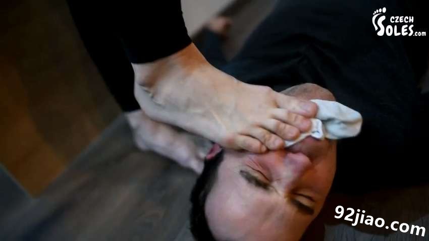 TZ952 Sniffing Girlfriends Gym Shoes And Feet.mp4_001524.990.jpg