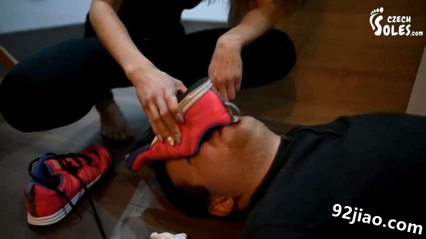 TZ952 Sniffing Girlfriends Gym Shoes And Feet.mp4_001619.044.jpg