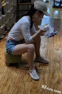 ������Ů�ո����������Ⱥ���Ь�ӣ��������ֵط�����ʱʱ�̶̿����浽�Ⱥ���Ь��