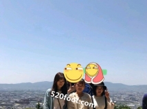 ���ұߵ�Ůͬѧ�����ˣ�Կ�������������Ұ�æ�տ����ⷿ�����������ϵ�Ь��