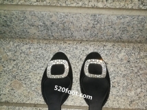 ���ּ�������ӣ����ǹ�Ŵ���һ��Ĵ�ɫ��Ь��ζ�������˷�