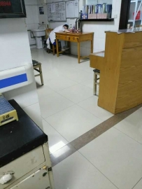 ��ʹ��ҹ������ʿС����Ь�࣬����д