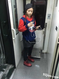 ���ϣ���ҹС�����˯�󣬰������µ���˫ѩ��ѥ�õ�������Ʒ��